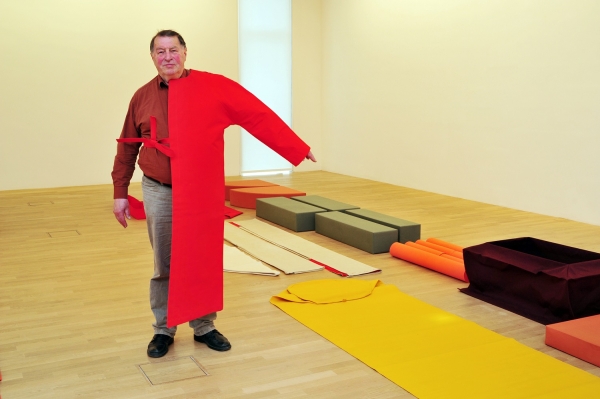 Franz Erhard Walther in der Installation seiner Probenähungen, 1960-2003, im Kubus von Situation Kunst 2013, Foto: Thorsten Koch, © Franz Erhard Walther / VG Bild-Kunst 2013