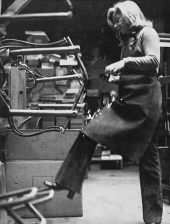 María Simon utilizando una soldadora de punto. Cimaise. Art et architecture actuels, París, septiembre-diciembre de 1972 — Cortesía del Museo Nacional de Bellas Artes (MNBA)